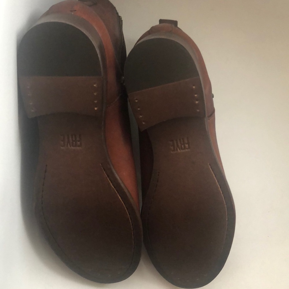 NIB $298 Frye Carly Chelsea Boot in Cognac! - Picture 9 of 11
